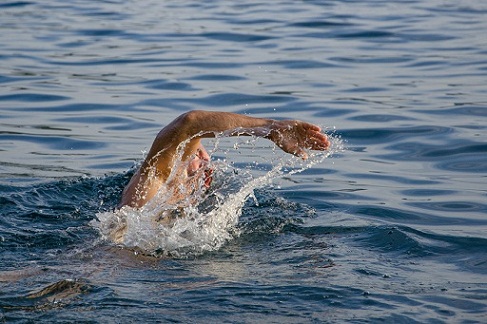 A vízben edzés 5 módja forró napokra